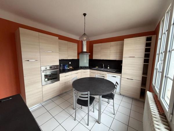 Jolie maison sur sous sol avec cabinet médical indépendant à Jouet sur l'Aubois