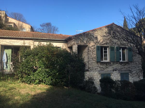 Villeneuve-lès-Avignon (30400) VILLENEUVE-LÈS-AVIGNON, QUARTIER RECHERCHE DE MONTEAU, MAISON ENV.122 M², DEPENDANCES ET BEAU TERRAIN TRES ARB