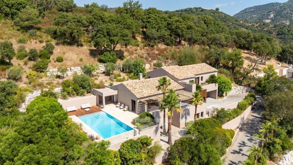 Grimaud - Villa entièrement rénovée avec vue mer.
