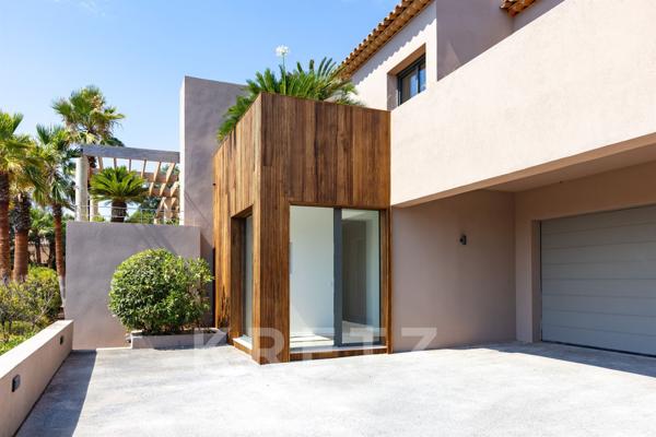 Grimaud - Villa entièrement rénovée avec vue mer.