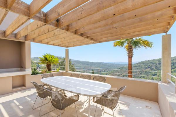 Grimaud - Villa entièrement rénovée avec vue mer.