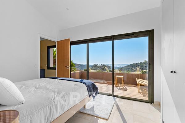 Grimaud - Villa entièrement rénovée avec vue mer.