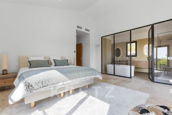 Grimaud - Villa entièrement rénovée avec vue mer.