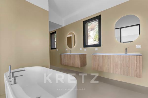 Grimaud - Villa entièrement rénovée avec vue mer.