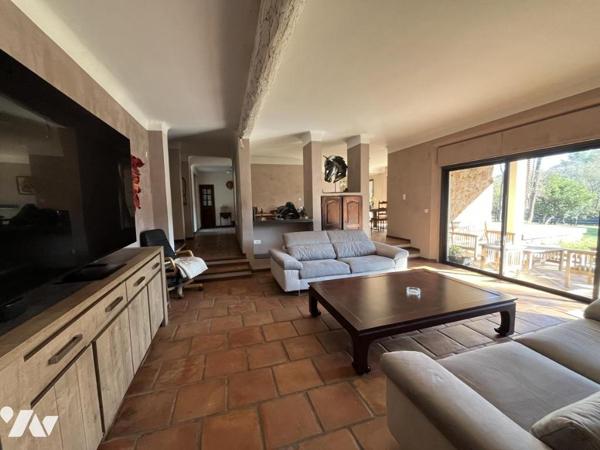 VILLA T6 AVEC GARAGE ABRI VOITURES PISCINE SAINT-MAXIMIN