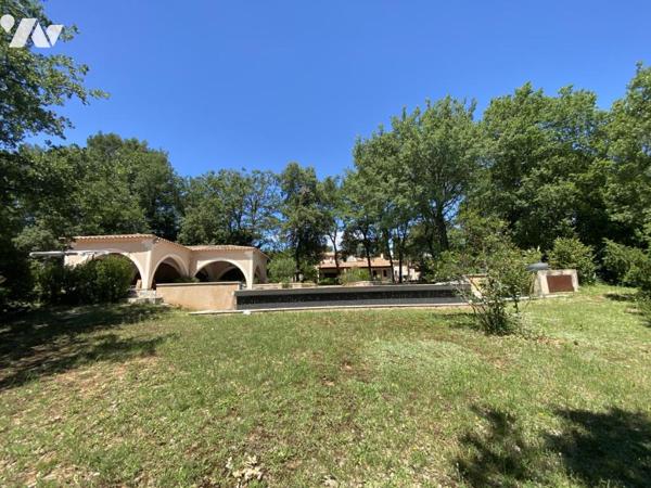 VILLA T6 AVEC GARAGE ABRI VOITURES PISCINE SAINT-MAXIMIN