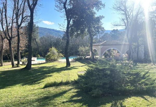 VILLA T6 AVEC GARAGE ABRI VOITURES PISCINE SAINT-MAXIMIN