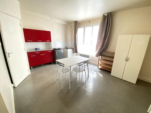 A LOUER STUDIO MEUBLE CENTRE VILLE DE ST QUENYIN 02100