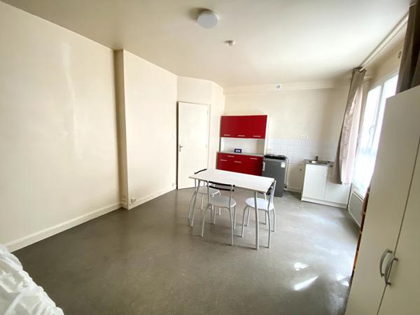 A LOUER STUDIO MEUBLE CENTRE VILLE DE ST QUENYIN 02100
