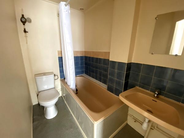 A LOUER STUDIO MEUBLE CENTRE VILLE DE ST QUENYIN 02100