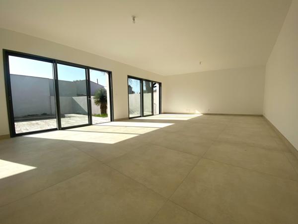 Maison d'architecte neuve, jamais habitée, à deux pas du centre de la Rochelle, de la gare et de l'hôpital !