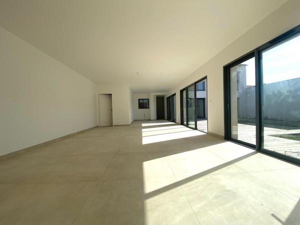 Maison d'architecte neuve, jamais habitée, à deux pas du centre de la Rochelle, de la gare et de l'hôpital !
