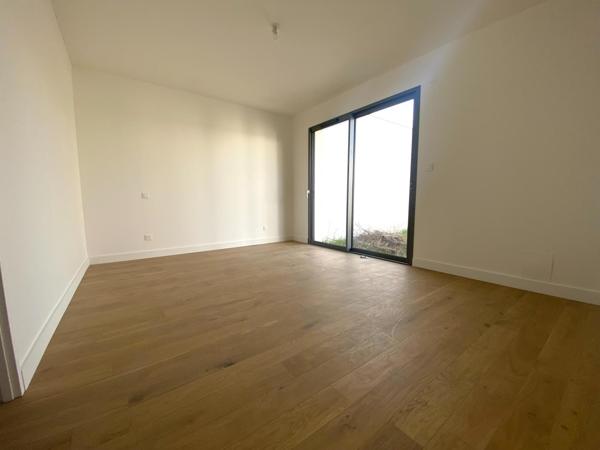 Maison d'architecte neuve, jamais habitée, à deux pas du centre de la Rochelle, de la gare et de l'hôpital !