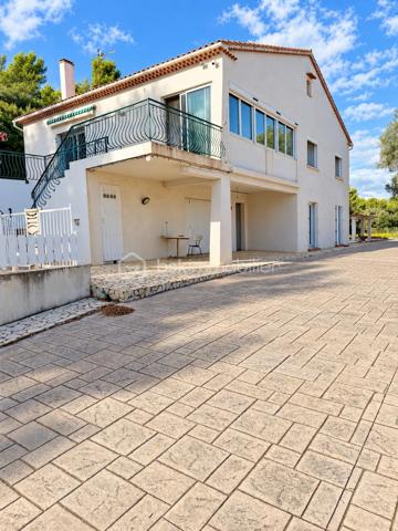 Aux portes de Toulon Est , un cadre naturel privilégié et deux espaces de vies aux multiples possibilités.

Situé entre la Garde et La Farlède, à proximité des commodités, cette propriété de construction traditionnelle développe 200 M² habitables implantée sur un terrain boisé de 13680 M² .

En position dominante, elle offre un environnement verdoyant, une exposition plein sud et une piscine de 12 x 6 M, pour profiter pleinement des extérieurs.

Cette  construction traditionnelle de 200 M² offre deux espaces de vie distincts repartis sur deux niveaux: 

Au rez-de-chaussée:   un espace de  78 M² comprend une  cuisine aménagée, 3 chambres actuelles ou 2 chambres et séjour accédant sur une vaste terrasse agrémentée d'un abri propice aux repas et aux  moments de convivialité,  grande salle d'eau ainsi qu'un wc indépendant.
Un grand garage et un local technique de 37 M² complètent ce niveau.

Au 1er étage: Un second espace  122 M² accueille  un vaste  salon baigné de lumière naturelle ouvrant   sur une  magnifique terrasse qui surplombe le coin piscine dédié à la détente. La  cuisine  aménagée de 27 M² avec son espace repas se prolonge par une arrière cuisine fonctionnelle.  Deux chambres de 13 M²chacune, une salle de bains, wc indépendant ainsi qu'une véranda isolée et chauffée complètent cet étage.

Un extérieur généreux, entre intimité et nature. La propriété bénéficie d'un vaste terrain de 13 680 M², dans un environnement naturel préservé d'une urbanisation dense. La piscine de 12 x 6 m, les terrasses et les espaces extérieurs invitent à profiter de cet écrin de nature en toute saison.

Une modernisation permettra de personnaliser les espaces et de révéler tout le potentiel de cette propriété. 

Pour vous aider à vous projeter, des suggestions d'aménagement intérieur et extérieur réalisées par  intelligence artificielle, illustrent les différentes possibilités de décoration et d'aménagement, sans modification de structure.

LES ATOUTS QUI FONT LA DIFFERENCE: 

- Propriété en position dominante
- Un environnement naturel privilégié, préservé d'une urbanisation dense
- A l'abri des regards pour une tranquillité absolue
- Cadre de vie au cœur de la nature aux portes de Toulon
- Exposition  plein sud, baignée de lumière naturelle
- Vaste espace de stationnement pouvant accueillir une dizaine de véhicule environ
- Climatisation réversible dans toutes les pièces
- Double vitrage et Volets roulants à l'étage
- Double vitrage et volets au rdc
- Cumulus solaire de 500 L
- Excellente performance énergétique : DPE classé "B"
- Combles accessibles offrant une importante capacité de stockage
- Ressources en eau sur la propriété: forage et puits
- Une partie du terrain en zone agricole environ 5000 M² permet toute activité en lien avec l'agriculture.

Une opportunité à découvrir pour celles et ceux qui recherchent un cadre de vie spacieux, au calme et surtout à proximité de TOULON.

N'hésitez pas à me contacte plus d'informations.
