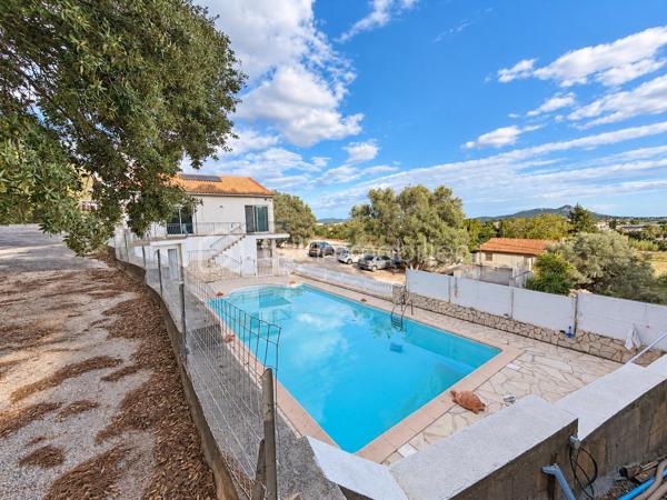 Aux portes de Toulon Est , un cadre naturel privilégié et deux espaces de vies aux multiples possibilités.

Situé entre la Garde et La Farlède, à proximité des commodités, cette propriété de construction traditionnelle développe 200 M² habitables implantée sur un terrain boisé de 13680 M² .

En position dominante, elle offre un environnement verdoyant, une exposition plein sud et une piscine de 12 x 6 M, pour profiter pleinement des extérieurs.

Cette  construction traditionnelle de 200 M² offre deux espaces de vie distincts repartis sur deux niveaux: 

Au rez-de-chaussée:   un espace de  78 M² comprend une  cuisine aménagée, 3 chambres actuelles ou 2 chambres et séjour accédant sur une vaste terrasse agrémentée d'un abri propice aux repas et aux  moments de convivialité,  grande salle d'eau ainsi qu'un wc indépendant.
Un grand garage et un local technique de 37 M² complètent ce niveau.

Au 1er étage: Un second espace  122 M² accueille  un vaste  salon baigné de lumière naturelle ouvrant   sur une  magnifique terrasse qui surplombe le coin piscine dédié à la détente. La  cuisine  aménagée de 27 M² avec son espace repas se prolonge par une arrière cuisine fonctionnelle.  Deux chambres de 13 M²chacune, une salle de bains, wc indépendant ainsi qu'une véranda isolée et chauffée complètent cet étage.

Un extérieur généreux, entre intimité et nature. La propriété bénéficie d'un vaste terrain de 13 680 M², dans un environnement naturel préservé d'une urbanisation dense. La piscine de 12 x 6 m, les terrasses et les espaces extérieurs invitent à profiter de cet écrin de nature en toute saison.

Une modernisation permettra de personnaliser les espaces et de révéler tout le potentiel de cette propriété. 

Pour vous aider à vous projeter, des suggestions d'aménagement intérieur et extérieur réalisées par  intelligence artificielle, illustrent les différentes possibilités de décoration et d'aménagement, sans modification de structure.

LES ATOUTS QUI FONT LA DIFFERENCE: 

- Propriété en position dominante
- Un environnement naturel privilégié, préservé d'une urbanisation dense
- A l'abri des regards pour une tranquillité absolue
- Cadre de vie au cœur de la nature aux portes de Toulon
- Exposition  plein sud, baignée de lumière naturelle
- Vaste espace de stationnement pouvant accueillir une dizaine de véhicule environ
- Climatisation réversible dans toutes les pièces
- Double vitrage et Volets roulants à l'étage
- Double vitrage et volets au rdc
- Cumulus solaire de 500 L
- Excellente performance énergétique : DPE classé "B"
- Combles accessibles offrant une importante capacité de stockage
- Ressources en eau sur la propriété: forage et puits
- Une partie du terrain en zone agricole environ 5000 M² permet toute activité en lien avec l'agriculture.

Une opportunité à découvrir pour celles et ceux qui recherchent un cadre de vie spacieux, au calme et surtout à proximité de TOULON.

N'hésitez pas à me contacte plus d'informations.