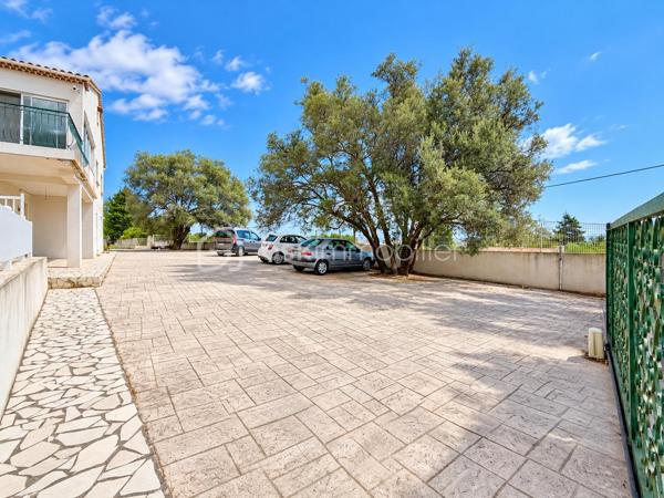 Aux portes de Toulon Est , un cadre naturel privilégié et deux espaces de vies aux multiples possibilités.

Situé entre la Garde et La Farlède, à proximité des commodités, cette propriété de construction traditionnelle développe 200 M² habitables implantée sur un terrain boisé de 13680 M² .

En position dominante, elle offre un environnement verdoyant, une exposition plein sud et une piscine de 12 x 6 M, pour profiter pleinement des extérieurs.

Cette  construction traditionnelle de 200 M² offre deux espaces de vie distincts repartis sur deux niveaux: 

Au rez-de-chaussée:   un espace de  78 M² comprend une  cuisine aménagée, 3 chambres actuelles ou 2 chambres et séjour accédant sur une vaste terrasse agrémentée d'un abri propice aux repas et aux  moments de convivialité,  grande salle d'eau ainsi qu'un wc indépendant.
Un grand garage et un local technique de 37 M² complètent ce niveau.

Au 1er étage: Un second espace  122 M² accueille  un vaste  salon baigné de lumière naturelle ouvrant   sur une  magnifique terrasse qui surplombe le coin piscine dédié à la détente. La  cuisine  aménagée de 27 M² avec son espace repas se prolonge par une arrière cuisine fonctionnelle.  Deux chambres de 13 M²chacune, une salle de bains, wc indépendant ainsi qu'une véranda isolée et chauffée complètent cet étage.

Un extérieur généreux, entre intimité et nature. La propriété bénéficie d'un vaste terrain de 13 680 M², dans un environnement naturel préservé d'une urbanisation dense. La piscine de 12 x 6 m, les terrasses et les espaces extérieurs invitent à profiter de cet écrin de nature en toute saison.

Une modernisation permettra de personnaliser les espaces et de révéler tout le potentiel de cette propriété. 

Pour vous aider à vous projeter, des suggestions d'aménagement intérieur et extérieur réalisées par  intelligence artificielle, illustrent les différentes possibilités de décoration et d'aménagement, sans modification de structure.

LES ATOUTS QUI FONT LA DIFFERENCE: 

- Propriété en position dominante
- Un environnement naturel privilégié, préservé d'une urbanisation dense
- A l'abri des regards pour une tranquillité absolue
- Cadre de vie au cœur de la nature aux portes de Toulon
- Exposition  plein sud, baignée de lumière naturelle
- Vaste espace de stationnement pouvant accueillir une dizaine de véhicule environ
- Climatisation réversible dans toutes les pièces
- Double vitrage et Volets roulants à l'étage
- Double vitrage et volets au rdc
- Cumulus solaire de 500 L
- Excellente performance énergétique : DPE classé "B"
- Combles accessibles offrant une importante capacité de stockage
- Ressources en eau sur la propriété: forage et puits
- Une partie du terrain en zone agricole environ 5000 M² permet toute activité en lien avec l'agriculture.

Une opportunité à découvrir pour celles et ceux qui recherchent un cadre de vie spacieux, au calme et surtout à proximité de TOULON.

N'hésitez pas à me contacte plus d'informations.