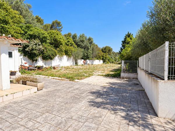 Aux portes de Toulon Est , un cadre naturel privilégié et deux espaces de vies aux multiples possibilités.

Situé entre la Garde et La Farlède, à proximité des commodités, cette propriété de construction traditionnelle développe 200 M² habitables implantée sur un terrain boisé de 13680 M² .

En position dominante, elle offre un environnement verdoyant, une exposition plein sud et une piscine de 12 x 6 M, pour profiter pleinement des extérieurs.

Cette  construction traditionnelle de 200 M² offre deux espaces de vie distincts repartis sur deux niveaux: 

Au rez-de-chaussée:   un espace de  78 M² comprend une  cuisine aménagée, 3 chambres actuelles ou 2 chambres et séjour accédant sur une vaste terrasse agrémentée d'un abri propice aux repas et aux  moments de convivialité,  grande salle d'eau ainsi qu'un wc indépendant.
Un grand garage et un local technique de 37 M² complètent ce niveau.

Au 1er étage: Un second espace  122 M² accueille  un vaste  salon baigné de lumière naturelle ouvrant   sur une  magnifique terrasse qui surplombe le coin piscine dédié à la détente. La  cuisine  aménagée de 27 M² avec son espace repas se prolonge par une arrière cuisine fonctionnelle.  Deux chambres de 13 M²chacune, une salle de bains, wc indépendant ainsi qu'une véranda isolée et chauffée complètent cet étage.

Un extérieur généreux, entre intimité et nature. La propriété bénéficie d'un vaste terrain de 13 680 M², dans un environnement naturel préservé d'une urbanisation dense. La piscine de 12 x 6 m, les terrasses et les espaces extérieurs invitent à profiter de cet écrin de nature en toute saison.

Une modernisation permettra de personnaliser les espaces et de révéler tout le potentiel de cette propriété. 

Pour vous aider à vous projeter, des suggestions d'aménagement intérieur et extérieur réalisées par  intelligence artificielle, illustrent les différentes possibilités de décoration et d'aménagement, sans modification de structure.

LES ATOUTS QUI FONT LA DIFFERENCE: 

- Propriété en position dominante
- Un environnement naturel privilégié, préservé d'une urbanisation dense
- A l'abri des regards pour une tranquillité absolue
- Cadre de vie au cœur de la nature aux portes de Toulon
- Exposition  plein sud, baignée de lumière naturelle
- Vaste espace de stationnement pouvant accueillir une dizaine de véhicule environ
- Climatisation réversible dans toutes les pièces
- Double vitrage et Volets roulants à l'étage
- Double vitrage et volets au rdc
- Cumulus solaire de 500 L
- Excellente performance énergétique : DPE classé "B"
- Combles accessibles offrant une importante capacité de stockage
- Ressources en eau sur la propriété: forage et puits
- Une partie du terrain en zone agricole environ 5000 M² permet toute activité en lien avec l'agriculture.

Une opportunité à découvrir pour celles et ceux qui recherchent un cadre de vie spacieux, au calme et surtout à proximité de TOULON.

N'hésitez pas à me contacte plus d'informations.