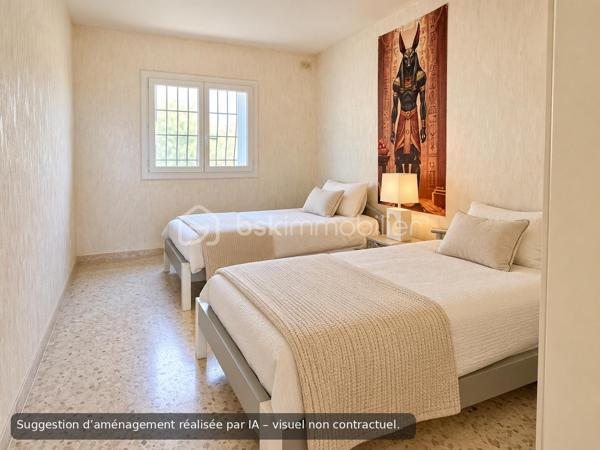 Aux portes de Toulon Est , un cadre naturel privilégié et deux espaces de vies aux multiples possibilités.

Situé entre la Garde et La Farlède, à proximité des commodités, cette propriété de construction traditionnelle développe 200 M² habitables implantée sur un terrain boisé de 13680 M² .

En position dominante, elle offre un environnement verdoyant, une exposition plein sud et une piscine de 12 x 6 M, pour profiter pleinement des extérieurs.

Cette  construction traditionnelle de 200 M² offre deux espaces de vie distincts repartis sur deux niveaux: 

Au rez-de-chaussée:   un espace de  78 M² comprend une  cuisine aménagée, 3 chambres actuelles ou 2 chambres et séjour accédant sur une vaste terrasse agrémentée d'un abri propice aux repas et aux  moments de convivialité,  grande salle d'eau ainsi qu'un wc indépendant.
Un grand garage et un local technique de 37 M² complètent ce niveau.

Au 1er étage: Un second espace  122 M² accueille  un vaste  salon baigné de lumière naturelle ouvrant   sur une  magnifique terrasse qui surplombe le coin piscine dédié à la détente. La  cuisine  aménagée de 27 M² avec son espace repas se prolonge par une arrière cuisine fonctionnelle.  Deux chambres de 13 M²chacune, une salle de bains, wc indépendant ainsi qu'une véranda isolée et chauffée complètent cet étage.

Un extérieur généreux, entre intimité et nature. La propriété bénéficie d'un vaste terrain de 13 680 M², dans un environnement naturel préservé d'une urbanisation dense. La piscine de 12 x 6 m, les terrasses et les espaces extérieurs invitent à profiter de cet écrin de nature en toute saison.

Une modernisation permettra de personnaliser les espaces et de révéler tout le potentiel de cette propriété. 

Pour vous aider à vous projeter, des suggestions d'aménagement intérieur et extérieur réalisées par  intelligence artificielle, illustrent les différentes possibilités de décoration et d'aménagement, sans modification de structure.

LES ATOUTS QUI FONT LA DIFFERENCE: 

- Propriété en position dominante
- Un environnement naturel privilégié, préservé d'une urbanisation dense
- A l'abri des regards pour une tranquillité absolue
- Cadre de vie au cœur de la nature aux portes de Toulon
- Exposition  plein sud, baignée de lumière naturelle
- Vaste espace de stationnement pouvant accueillir une dizaine de véhicule environ
- Climatisation réversible dans toutes les pièces
- Double vitrage et Volets roulants à l'étage
- Double vitrage et volets au rdc
- Cumulus solaire de 500 L
- Excellente performance énergétique : DPE classé "B"
- Combles accessibles offrant une importante capacité de stockage
- Ressources en eau sur la propriété: forage et puits
- Une partie du terrain en zone agricole environ 5000 M² permet toute activité en lien avec l'agriculture.

Une opportunité à découvrir pour celles et ceux qui recherchent un cadre de vie spacieux, au calme et surtout à proximité de TOULON.

N'hésitez pas à me contacte plus d'informations.