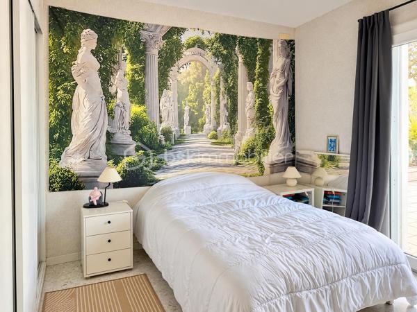 Aux portes de Toulon Est , un cadre naturel privilégié et deux espaces de vies aux multiples possibilités.

Situé entre la Garde et La Farlède, à proximité des commodités, cette propriété de construction traditionnelle développe 200 M² habitables implantée sur un terrain boisé de 13680 M² .

En position dominante, elle offre un environnement verdoyant, une exposition plein sud et une piscine de 12 x 6 M, pour profiter pleinement des extérieurs.

Cette  construction traditionnelle de 200 M² offre deux espaces de vie distincts repartis sur deux niveaux: 

Au rez-de-chaussée:   un espace de  78 M² comprend une  cuisine aménagée, 3 chambres actuelles ou 2 chambres et séjour accédant sur une vaste terrasse agrémentée d'un abri propice aux repas et aux  moments de convivialité,  grande salle d'eau ainsi qu'un wc indépendant.
Un grand garage et un local technique de 37 M² complètent ce niveau.

Au 1er étage: Un second espace  122 M² accueille  un vaste  salon baigné de lumière naturelle ouvrant   sur une  magnifique terrasse qui surplombe le coin piscine dédié à la détente. La  cuisine  aménagée de 27 M² avec son espace repas se prolonge par une arrière cuisine fonctionnelle.  Deux chambres de 13 M²chacune, une salle de bains, wc indépendant ainsi qu'une véranda isolée et chauffée complètent cet étage.

Un extérieur généreux, entre intimité et nature. La propriété bénéficie d'un vaste terrain de 13 680 M², dans un environnement naturel préservé d'une urbanisation dense. La piscine de 12 x 6 m, les terrasses et les espaces extérieurs invitent à profiter de cet écrin de nature en toute saison.

Une modernisation permettra de personnaliser les espaces et de révéler tout le potentiel de cette propriété. 

Pour vous aider à vous projeter, des suggestions d'aménagement intérieur et extérieur réalisées par  intelligence artificielle, illustrent les différentes possibilités de décoration et d'aménagement, sans modification de structure.

LES ATOUTS QUI FONT LA DIFFERENCE: 

- Propriété en position dominante
- Un environnement naturel privilégié, préservé d'une urbanisation dense
- A l'abri des regards pour une tranquillité absolue
- Cadre de vie au cœur de la nature aux portes de Toulon
- Exposition  plein sud, baignée de lumière naturelle
- Vaste espace de stationnement pouvant accueillir une dizaine de véhicule environ
- Climatisation réversible dans toutes les pièces
- Double vitrage et Volets roulants à l'étage
- Double vitrage et volets au rdc
- Cumulus solaire de 500 L
- Excellente performance énergétique : DPE classé "B"
- Combles accessibles offrant une importante capacité de stockage
- Ressources en eau sur la propriété: forage et puits
- Une partie du terrain en zone agricole environ 5000 M² permet toute activité en lien avec l'agriculture.

Une opportunité à découvrir pour celles et ceux qui recherchent un cadre de vie spacieux, au calme et surtout à proximité de TOULON.

N'hésitez pas à me contacte plus d'informations.