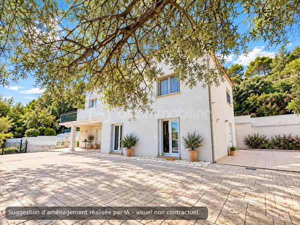 Aux portes de Toulon Est , un cadre naturel privilégié et deux espaces de vies aux multiples possibilités.

Situé entre la Garde et La Farlède, à proximité des commodités, cette propriété de construction traditionnelle développe 200 M² habitables implantée sur un terrain boisé de 13680 M² .

En position dominante, elle offre un environnement verdoyant, une exposition plein sud et une piscine de 12 x 6 M, pour profiter pleinement des extérieurs.

Cette  construction traditionnelle de 200 M² offre deux espaces de vie distincts repartis sur deux niveaux: 

Au rez-de-chaussée:   un espace de  78 M² comprend une  cuisine aménagée, 3 chambres actuelles ou 2 chambres et séjour accédant sur une vaste terrasse agrémentée d'un abri propice aux repas et aux  moments de convivialité,  grande salle d'eau ainsi qu'un wc indépendant.
Un grand garage et un local technique de 37 M² complètent ce niveau.

Au 1er étage: Un second espace  122 M² accueille  un vaste  salon baigné de lumière naturelle ouvrant   sur une  magnifique terrasse qui surplombe le coin piscine dédié à la détente. La  cuisine  aménagée de 27 M² avec son espace repas se prolonge par une arrière cuisine fonctionnelle.  Deux chambres de 13 M²chacune, une salle de bains, wc indépendant ainsi qu'une véranda isolée et chauffée complètent cet étage.

Un extérieur généreux, entre intimité et nature. La propriété bénéficie d'un vaste terrain de 13 680 M², dans un environnement naturel préservé d'une urbanisation dense. La piscine de 12 x 6 m, les terrasses et les espaces extérieurs invitent à profiter de cet écrin de nature en toute saison.

Une modernisation permettra de personnaliser les espaces et de révéler tout le potentiel de cette propriété. 

Pour vous aider à vous projeter, des suggestions d'aménagement intérieur et extérieur réalisées par  intelligence artificielle, illustrent les différentes possibilités de décoration et d'aménagement, sans modification de structure.

LES ATOUTS QUI FONT LA DIFFERENCE: 

- Propriété en position dominante
- Un environnement naturel privilégié, préservé d'une urbanisation dense
- A l'abri des regards pour une tranquillité absolue
- Cadre de vie au cœur de la nature aux portes de Toulon
- Exposition  plein sud, baignée de lumière naturelle
- Vaste espace de stationnement pouvant accueillir une dizaine de véhicule environ
- Climatisation réversible dans toutes les pièces
- Double vitrage et Volets roulants à l'étage
- Double vitrage et volets au rdc
- Cumulus solaire de 500 L
- Excellente performance énergétique : DPE classé "B"
- Combles accessibles offrant une importante capacité de stockage
- Ressources en eau sur la propriété: forage et puits
- Une partie du terrain en zone agricole environ 5000 M² permet toute activité en lien avec l'agriculture.

Une opportunité à découvrir pour celles et ceux qui recherchent un cadre de vie spacieux, au calme et surtout à proximité de TOULON.

N'hésitez pas à me contacte plus d'informations.