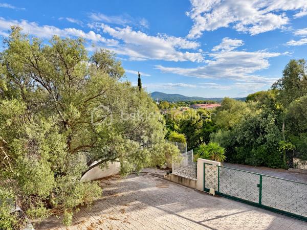 Aux portes de Toulon Est , un cadre naturel privilégié et deux espaces de vies aux multiples possibilités.

Situé entre la Garde et La Farlède, à proximité des commodités, cette propriété de construction traditionnelle développe 200 M² habitables implantée sur un terrain boisé de 13680 M² .

En position dominante, elle offre un environnement verdoyant, une exposition plein sud et une piscine de 12 x 6 M, pour profiter pleinement des extérieurs.

Cette  construction traditionnelle de 200 M² offre deux espaces de vie distincts repartis sur deux niveaux: 

Au rez-de-chaussée:   un espace de  78 M² comprend une  cuisine aménagée, 3 chambres actuelles ou 2 chambres et séjour accédant sur une vaste terrasse agrémentée d'un abri propice aux repas et aux  moments de convivialité,  grande salle d'eau ainsi qu'un wc indépendant.
Un grand garage et un local technique de 37 M² complètent ce niveau.

Au 1er étage: Un second espace  122 M² accueille  un vaste  salon baigné de lumière naturelle ouvrant   sur une  magnifique terrasse qui surplombe le coin piscine dédié à la détente. La  cuisine  aménagée de 27 M² avec son espace repas se prolonge par une arrière cuisine fonctionnelle.  Deux chambres de 13 M²chacune, une salle de bains, wc indépendant ainsi qu'une véranda isolée et chauffée complètent cet étage.

Un extérieur généreux, entre intimité et nature. La propriété bénéficie d'un vaste terrain de 13 680 M², dans un environnement naturel préservé d'une urbanisation dense. La piscine de 12 x 6 m, les terrasses et les espaces extérieurs invitent à profiter de cet écrin de nature en toute saison.

Une modernisation permettra de personnaliser les espaces et de révéler tout le potentiel de cette propriété. 

Pour vous aider à vous projeter, des suggestions d'aménagement intérieur et extérieur réalisées par  intelligence artificielle, illustrent les différentes possibilités de décoration et d'aménagement, sans modification de structure.

LES ATOUTS QUI FONT LA DIFFERENCE: 

- Propriété en position dominante
- Un environnement naturel privilégié, préservé d'une urbanisation dense
- A l'abri des regards pour une tranquillité absolue
- Cadre de vie au cœur de la nature aux portes de Toulon
- Exposition  plein sud, baignée de lumière naturelle
- Vaste espace de stationnement pouvant accueillir une dizaine de véhicule environ
- Climatisation réversible dans toutes les pièces
- Double vitrage et Volets roulants à l'étage
- Double vitrage et volets au rdc
- Cumulus solaire de 500 L
- Excellente performance énergétique : DPE classé "B"
- Combles accessibles offrant une importante capacité de stockage
- Ressources en eau sur la propriété: forage et puits
- Une partie du terrain en zone agricole environ 5000 M² permet toute activité en lien avec l'agriculture.

Une opportunité à découvrir pour celles et ceux qui recherchent un cadre de vie spacieux, au calme et surtout à proximité de TOULON.

N'hésitez pas à me contacte plus d'informations.
