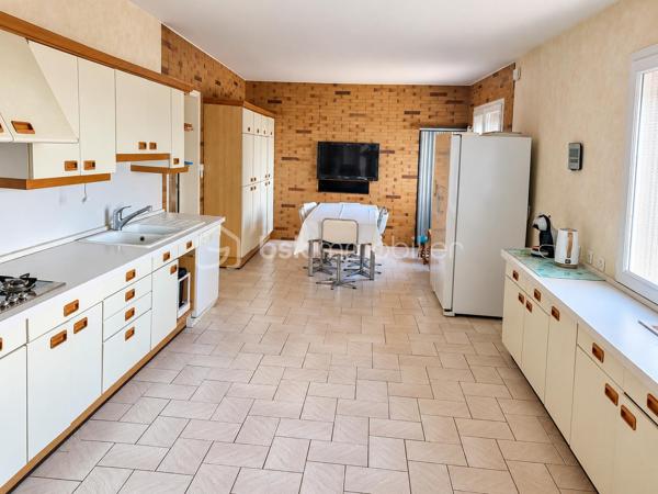 Aux portes de Toulon Est , un cadre naturel privilégié et deux espaces de vies aux multiples possibilités.

Situé entre la Garde et La Farlède, à proximité des commodités, cette propriété de construction traditionnelle développe 200 M² habitables implantée sur un terrain boisé de 13680 M² .

En position dominante, elle offre un environnement verdoyant, une exposition plein sud et une piscine de 12 x 6 M, pour profiter pleinement des extérieurs.

Cette  construction traditionnelle de 200 M² offre deux espaces de vie distincts repartis sur deux niveaux: 

Au rez-de-chaussée:   un espace de  78 M² comprend une  cuisine aménagée, 3 chambres actuelles ou 2 chambres et séjour accédant sur une vaste terrasse agrémentée d'un abri propice aux repas et aux  moments de convivialité,  grande salle d'eau ainsi qu'un wc indépendant.
Un grand garage et un local technique de 37 M² complètent ce niveau.

Au 1er étage: Un second espace  122 M² accueille  un vaste  salon baigné de lumière naturelle ouvrant   sur une  magnifique terrasse qui surplombe le coin piscine dédié à la détente. La  cuisine  aménagée de 27 M² avec son espace repas se prolonge par une arrière cuisine fonctionnelle.  Deux chambres de 13 M²chacune, une salle de bains, wc indépendant ainsi qu'une véranda isolée et chauffée complètent cet étage.

Un extérieur généreux, entre intimité et nature. La propriété bénéficie d'un vaste terrain de 13 680 M², dans un environnement naturel préservé d'une urbanisation dense. La piscine de 12 x 6 m, les terrasses et les espaces extérieurs invitent à profiter de cet écrin de nature en toute saison.

Une modernisation permettra de personnaliser les espaces et de révéler tout le potentiel de cette propriété. 

Pour vous aider à vous projeter, des suggestions d'aménagement intérieur et extérieur réalisées par  intelligence artificielle, illustrent les différentes possibilités de décoration et d'aménagement, sans modification de structure.

LES ATOUTS QUI FONT LA DIFFERENCE: 

- Propriété en position dominante
- Un environnement naturel privilégié, préservé d'une urbanisation dense
- A l'abri des regards pour une tranquillité absolue
- Cadre de vie au cœur de la nature aux portes de Toulon
- Exposition  plein sud, baignée de lumière naturelle
- Vaste espace de stationnement pouvant accueillir une dizaine de véhicule environ
- Climatisation réversible dans toutes les pièces
- Double vitrage et Volets roulants à l'étage
- Double vitrage et volets au rdc
- Cumulus solaire de 500 L
- Excellente performance énergétique : DPE classé "B"
- Combles accessibles offrant une importante capacité de stockage
- Ressources en eau sur la propriété: forage et puits
- Une partie du terrain en zone agricole environ 5000 M² permet toute activité en lien avec l'agriculture.

Une opportunité à découvrir pour celles et ceux qui recherchent un cadre de vie spacieux, au calme et surtout à proximité de TOULON.

N'hésitez pas à me contacte plus d'informations.