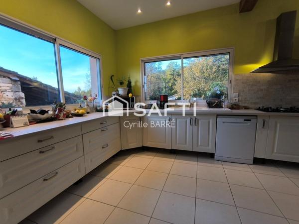 Maison en pierre avec vue et dépendances sur 2 ha