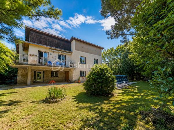 Située dans un quartier résidentiel de Bollène, cette maison d'environ 151 m² habitables séduit par ses volumes généreux et ses nombreuses possibilités d'aménagement.

Elle dispose actuellement de 5 chambres, avec la possibilité de créer des chambres supplémentaires selon les besoins, de 2 salles d'eau, 2 WC, ainsi que d'un agréable espace de vie lumineux ouvert sur l'extérieur.

Le rez-de-chaussée offre des espaces complémentaires particulièrement intéressants ainsi qu'un garage d'environ 36 m², actuellement divisé par une simple cloison. Atelier, stockage, salle de loisirs, espace professionnel ou aménagement complémentaire : les possibilités sont nombreuses.

Plusieurs améliorations ont déjà été réalisées ou sont en cours :
✔ Installation électrique entièrement refaite et mise aux normes
✔ Alimentation électrique en triphasé
✔ Climatisation au rez-de-chaussée et à l'étage
✔ Cuisine d'été en dur récemment rénovée
✔ Salle d'eau du rez-de-chaussée en cours de rénovation

À l'extérieur, la propriété offre un véritable atout avec plus de 1 000 m² de terrain au total, répartis entre la parcelle accueillant la maison d'environ 509 m² et un terrain attenant constructible d'environ 494 m².

Cette configuration ouvre de nombreuses possibilités : conserver un grand extérieur, développer un projet familial ou patrimonial, ou étudier un projet de construction sur la partie constructible, sous réserve des autorisations d'urbanisme.

La couverture comporte des plaques en fibrociment contenant de l'amiante, actuellement laissées en place et non remaniées.

À proximité des commodités, écoles et principaux axes, cette propriété s'adresse aussi bien à une grande famille qu'à des acquéreurs recherchant de beaux volumes, un espace professionnel ou un bien offrant un véritable potentiel d'évolution.

Une maison qui mérite d'être découverte pour apprécier toutes les possibilités qu'elle offre.