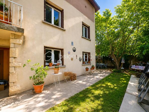 Située dans un quartier résidentiel de Bollène, cette maison d'environ 151 m² habitables séduit par ses volumes généreux et ses nombreuses possibilités d'aménagement.

Elle dispose actuellement de 5 chambres, avec la possibilité de créer des chambres supplémentaires selon les besoins, de 2 salles d'eau, 2 WC, ainsi que d'un agréable espace de vie lumineux ouvert sur l'extérieur.

Le rez-de-chaussée offre des espaces complémentaires particulièrement intéressants ainsi qu'un garage d'environ 36 m², actuellement divisé par une simple cloison. Atelier, stockage, salle de loisirs, espace professionnel ou aménagement complémentaire : les possibilités sont nombreuses.

Plusieurs améliorations ont déjà été réalisées ou sont en cours :
✔ Installation électrique entièrement refaite et mise aux normes
✔ Alimentation électrique en triphasé
✔ Climatisation au rez-de-chaussée et à l'étage
✔ Cuisine d'été en dur récemment rénovée
✔ Salle d'eau du rez-de-chaussée en cours de rénovation

À l'extérieur, la propriété offre un véritable atout avec plus de 1 000 m² de terrain au total, répartis entre la parcelle accueillant la maison d'environ 509 m² et un terrain attenant constructible d'environ 494 m².

Cette configuration ouvre de nombreuses possibilités : conserver un grand extérieur, développer un projet familial ou patrimonial, ou étudier un projet de construction sur la partie constructible, sous réserve des autorisations d'urbanisme.

La couverture comporte des plaques en fibrociment contenant de l'amiante, actuellement laissées en place et non remaniées.

À proximité des commodités, écoles et principaux axes, cette propriété s'adresse aussi bien à une grande famille qu'à des acquéreurs recherchant de beaux volumes, un espace professionnel ou un bien offrant un véritable potentiel d'évolution.

Une maison qui mérite d'être découverte pour apprécier toutes les possibilités qu'elle offre.