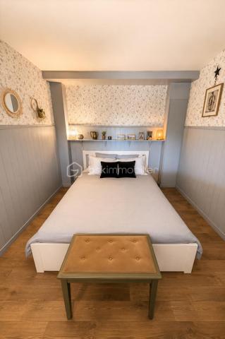 Située dans un quartier résidentiel de Bollène, cette maison d'environ 151 m² habitables séduit par ses volumes généreux et ses nombreuses possibilités d'aménagement.

Elle dispose actuellement de 5 chambres, avec la possibilité de créer des chambres supplémentaires selon les besoins, de 2 salles d'eau, 2 WC, ainsi que d'un agréable espace de vie lumineux ouvert sur l'extérieur.

Le rez-de-chaussée offre des espaces complémentaires particulièrement intéressants ainsi qu'un garage d'environ 36 m², actuellement divisé par une simple cloison. Atelier, stockage, salle de loisirs, espace professionnel ou aménagement complémentaire : les possibilités sont nombreuses.

Plusieurs améliorations ont déjà été réalisées ou sont en cours :
✔ Installation électrique entièrement refaite et mise aux normes
✔ Alimentation électrique en triphasé
✔ Climatisation au rez-de-chaussée et à l'étage
✔ Cuisine d'été en dur récemment rénovée
✔ Salle d'eau du rez-de-chaussée en cours de rénovation

À l'extérieur, la propriété offre un véritable atout avec plus de 1 000 m² de terrain au total, répartis entre la parcelle accueillant la maison d'environ 509 m² et un terrain attenant constructible d'environ 494 m².

Cette configuration ouvre de nombreuses possibilités : conserver un grand extérieur, développer un projet familial ou patrimonial, ou étudier un projet de construction sur la partie constructible, sous réserve des autorisations d'urbanisme.

La couverture comporte des plaques en fibrociment contenant de l'amiante, actuellement laissées en place et non remaniées.

À proximité des commodités, écoles et principaux axes, cette propriété s'adresse aussi bien à une grande famille qu'à des acquéreurs recherchant de beaux volumes, un espace professionnel ou un bien offrant un véritable potentiel d'évolution.

Une maison qui mérite d'être découverte pour apprécier toutes les possibilités qu'elle offre.