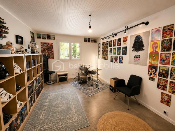 Située dans un quartier résidentiel de Bollène, cette maison d'environ 151 m² habitables séduit par ses volumes généreux et ses nombreuses possibilités d'aménagement.

Elle dispose actuellement de 5 chambres, avec la possibilité de créer des chambres supplémentaires selon les besoins, de 2 salles d'eau, 2 WC, ainsi que d'un agréable espace de vie lumineux ouvert sur l'extérieur.

Le rez-de-chaussée offre des espaces complémentaires particulièrement intéressants ainsi qu'un garage d'environ 36 m², actuellement divisé par une simple cloison. Atelier, stockage, salle de loisirs, espace professionnel ou aménagement complémentaire : les possibilités sont nombreuses.

Plusieurs améliorations ont déjà été réalisées ou sont en cours :
✔ Installation électrique entièrement refaite et mise aux normes
✔ Alimentation électrique en triphasé
✔ Climatisation au rez-de-chaussée et à l'étage
✔ Cuisine d'été en dur récemment rénovée
✔ Salle d'eau du rez-de-chaussée en cours de rénovation

À l'extérieur, la propriété offre un véritable atout avec plus de 1 000 m² de terrain au total, répartis entre la parcelle accueillant la maison d'environ 509 m² et un terrain attenant constructible d'environ 494 m².

Cette configuration ouvre de nombreuses possibilités : conserver un grand extérieur, développer un projet familial ou patrimonial, ou étudier un projet de construction sur la partie constructible, sous réserve des autorisations d'urbanisme.

La couverture comporte des plaques en fibrociment contenant de l'amiante, actuellement laissées en place et non remaniées.

À proximité des commodités, écoles et principaux axes, cette propriété s'adresse aussi bien à une grande famille qu'à des acquéreurs recherchant de beaux volumes, un espace professionnel ou un bien offrant un véritable potentiel d'évolution.

Une maison qui mérite d'être découverte pour apprécier toutes les possibilités qu'elle offre.