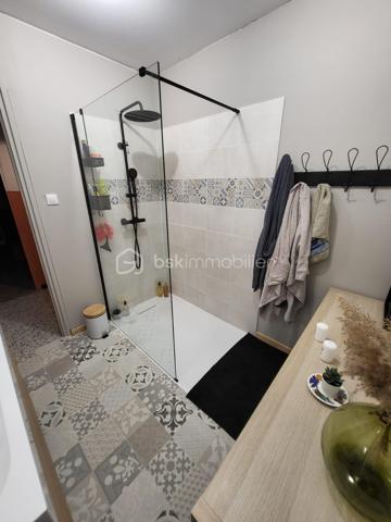 Située dans un quartier résidentiel de Bollène, cette maison d'environ 151 m² habitables séduit par ses volumes généreux et ses nombreuses possibilités d'aménagement.

Elle dispose actuellement de 5 chambres, avec la possibilité de créer des chambres supplémentaires selon les besoins, de 2 salles d'eau, 2 WC, ainsi que d'un agréable espace de vie lumineux ouvert sur l'extérieur.

Le rez-de-chaussée offre des espaces complémentaires particulièrement intéressants ainsi qu'un garage d'environ 36 m², actuellement divisé par une simple cloison. Atelier, stockage, salle de loisirs, espace professionnel ou aménagement complémentaire : les possibilités sont nombreuses.

Plusieurs améliorations ont déjà été réalisées ou sont en cours :
✔ Installation électrique entièrement refaite et mise aux normes
✔ Alimentation électrique en triphasé
✔ Climatisation au rez-de-chaussée et à l'étage
✔ Cuisine d'été en dur récemment rénovée
✔ Salle d'eau du rez-de-chaussée en cours de rénovation

À l'extérieur, la propriété offre un véritable atout avec plus de 1 000 m² de terrain au total, répartis entre la parcelle accueillant la maison d'environ 509 m² et un terrain attenant constructible d'environ 494 m².

Cette configuration ouvre de nombreuses possibilités : conserver un grand extérieur, développer un projet familial ou patrimonial, ou étudier un projet de construction sur la partie constructible, sous réserve des autorisations d'urbanisme.

La couverture comporte des plaques en fibrociment contenant de l'amiante, actuellement laissées en place et non remaniées.

À proximité des commodités, écoles et principaux axes, cette propriété s'adresse aussi bien à une grande famille qu'à des acquéreurs recherchant de beaux volumes, un espace professionnel ou un bien offrant un véritable potentiel d'évolution.

Une maison qui mérite d'être découverte pour apprécier toutes les possibilités qu'elle offre.