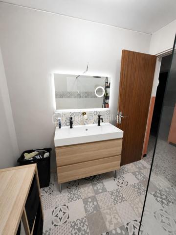 Située dans un quartier résidentiel de Bollène, cette maison d'environ 151 m² habitables séduit par ses volumes généreux et ses nombreuses possibilités d'aménagement.

Elle dispose actuellement de 5 chambres, avec la possibilité de créer des chambres supplémentaires selon les besoins, de 2 salles d'eau, 2 WC, ainsi que d'un agréable espace de vie lumineux ouvert sur l'extérieur.

Le rez-de-chaussée offre des espaces complémentaires particulièrement intéressants ainsi qu'un garage d'environ 36 m², actuellement divisé par une simple cloison. Atelier, stockage, salle de loisirs, espace professionnel ou aménagement complémentaire : les possibilités sont nombreuses.

Plusieurs améliorations ont déjà été réalisées ou sont en cours :
✔ Installation électrique entièrement refaite et mise aux normes
✔ Alimentation électrique en triphasé
✔ Climatisation au rez-de-chaussée et à l'étage
✔ Cuisine d'été en dur récemment rénovée
✔ Salle d'eau du rez-de-chaussée en cours de rénovation

À l'extérieur, la propriété offre un véritable atout avec plus de 1 000 m² de terrain au total, répartis entre la parcelle accueillant la maison d'environ 509 m² et un terrain attenant constructible d'environ 494 m².

Cette configuration ouvre de nombreuses possibilités : conserver un grand extérieur, développer un projet familial ou patrimonial, ou étudier un projet de construction sur la partie constructible, sous réserve des autorisations d'urbanisme.

La couverture comporte des plaques en fibrociment contenant de l'amiante, actuellement laissées en place et non remaniées.

À proximité des commodités, écoles et principaux axes, cette propriété s'adresse aussi bien à une grande famille qu'à des acquéreurs recherchant de beaux volumes, un espace professionnel ou un bien offrant un véritable potentiel d'évolution.

Une maison qui mérite d'être découverte pour apprécier toutes les possibilités qu'elle offre.