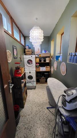 Située dans un quartier résidentiel de Bollène, cette maison d'environ 151 m² habitables séduit par ses volumes généreux et ses nombreuses possibilités d'aménagement.

Elle dispose actuellement de 5 chambres, avec la possibilité de créer des chambres supplémentaires selon les besoins, de 2 salles d'eau, 2 WC, ainsi que d'un agréable espace de vie lumineux ouvert sur l'extérieur.

Le rez-de-chaussée offre des espaces complémentaires particulièrement intéressants ainsi qu'un garage d'environ 36 m², actuellement divisé par une simple cloison. Atelier, stockage, salle de loisirs, espace professionnel ou aménagement complémentaire : les possibilités sont nombreuses.

Plusieurs améliorations ont déjà été réalisées ou sont en cours :
✔ Installation électrique entièrement refaite et mise aux normes
✔ Alimentation électrique en triphasé
✔ Climatisation au rez-de-chaussée et à l'étage
✔ Cuisine d'été en dur récemment rénovée
✔ Salle d'eau du rez-de-chaussée en cours de rénovation

À l'extérieur, la propriété offre un véritable atout avec plus de 1 000 m² de terrain au total, répartis entre la parcelle accueillant la maison d'environ 509 m² et un terrain attenant constructible d'environ 494 m².

Cette configuration ouvre de nombreuses possibilités : conserver un grand extérieur, développer un projet familial ou patrimonial, ou étudier un projet de construction sur la partie constructible, sous réserve des autorisations d'urbanisme.

La couverture comporte des plaques en fibrociment contenant de l'amiante, actuellement laissées en place et non remaniées.

À proximité des commodités, écoles et principaux axes, cette propriété s'adresse aussi bien à une grande famille qu'à des acquéreurs recherchant de beaux volumes, un espace professionnel ou un bien offrant un véritable potentiel d'évolution.

Une maison qui mérite d'être découverte pour apprécier toutes les possibilités qu'elle offre.