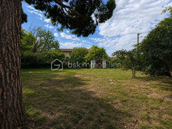Située dans un quartier résidentiel de Bollène, cette maison d'environ 151 m² habitables séduit par ses volumes généreux et ses nombreuses possibilités d'aménagement.

Elle dispose actuellement de 5 chambres, avec la possibilité de créer des chambres supplémentaires selon les besoins, de 2 salles d'eau, 2 WC, ainsi que d'un agréable espace de vie lumineux ouvert sur l'extérieur.

Le rez-de-chaussée offre des espaces complémentaires particulièrement intéressants ainsi qu'un garage d'environ 36 m², actuellement divisé par une simple cloison. Atelier, stockage, salle de loisirs, espace professionnel ou aménagement complémentaire : les possibilités sont nombreuses.

Plusieurs améliorations ont déjà été réalisées ou sont en cours :
✔ Installation électrique entièrement refaite et mise aux normes
✔ Alimentation électrique en triphasé
✔ Climatisation au rez-de-chaussée et à l'étage
✔ Cuisine d'été en dur récemment rénovée
✔ Salle d'eau du rez-de-chaussée en cours de rénovation

À l'extérieur, la propriété offre un véritable atout avec plus de 1 000 m² de terrain au total, répartis entre la parcelle accueillant la maison d'environ 509 m² et un terrain attenant constructible d'environ 494 m².

Cette configuration ouvre de nombreuses possibilités : conserver un grand extérieur, développer un projet familial ou patrimonial, ou étudier un projet de construction sur la partie constructible, sous réserve des autorisations d'urbanisme.

La couverture comporte des plaques en fibrociment contenant de l'amiante, actuellement laissées en place et non remaniées.

À proximité des commodités, écoles et principaux axes, cette propriété s'adresse aussi bien à une grande famille qu'à des acquéreurs recherchant de beaux volumes, un espace professionnel ou un bien offrant un véritable potentiel d'évolution.

Une maison qui mérite d'être découverte pour apprécier toutes les possibilités qu'elle offre.