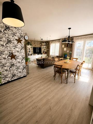 Située dans un quartier résidentiel de Bollène, cette maison d'environ 151 m² habitables séduit par ses volumes généreux et ses nombreuses possibilités d'aménagement.

Elle dispose actuellement de 5 chambres, avec la possibilité de créer des chambres supplémentaires selon les besoins, de 2 salles d'eau, 2 WC, ainsi que d'un agréable espace de vie lumineux ouvert sur l'extérieur.

Le rez-de-chaussée offre des espaces complémentaires particulièrement intéressants ainsi qu'un garage d'environ 36 m², actuellement divisé par une simple cloison. Atelier, stockage, salle de loisirs, espace professionnel ou aménagement complémentaire : les possibilités sont nombreuses.

Plusieurs améliorations ont déjà été réalisées ou sont en cours :
✔ Installation électrique entièrement refaite et mise aux normes
✔ Alimentation électrique en triphasé
✔ Climatisation au rez-de-chaussée et à l'étage
✔ Cuisine d'été en dur récemment rénovée
✔ Salle d'eau du rez-de-chaussée en cours de rénovation

À l'extérieur, la propriété offre un véritable atout avec plus de 1 000 m² de terrain au total, répartis entre la parcelle accueillant la maison d'environ 509 m² et un terrain attenant constructible d'environ 494 m².

Cette configuration ouvre de nombreuses possibilités : conserver un grand extérieur, développer un projet familial ou patrimonial, ou étudier un projet de construction sur la partie constructible, sous réserve des autorisations d'urbanisme.

La couverture comporte des plaques en fibrociment contenant de l'amiante, actuellement laissées en place et non remaniées.

À proximité des commodités, écoles et principaux axes, cette propriété s'adresse aussi bien à une grande famille qu'à des acquéreurs recherchant de beaux volumes, un espace professionnel ou un bien offrant un véritable potentiel d'évolution.

Une maison qui mérite d'être découverte pour apprécier toutes les possibilités qu'elle offre.