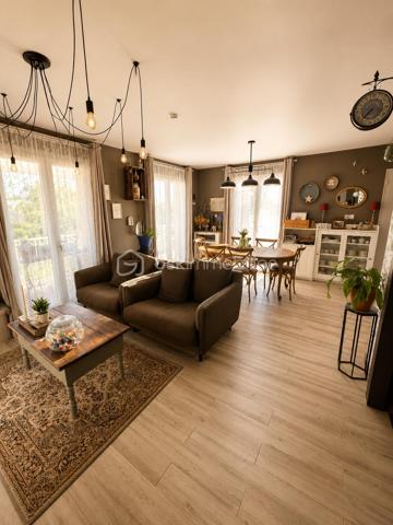 Située dans un quartier résidentiel de Bollène, cette maison d'environ 151 m² habitables séduit par ses volumes généreux et ses nombreuses possibilités d'aménagement.

Elle dispose actuellement de 5 chambres, avec la possibilité de créer des chambres supplémentaires selon les besoins, de 2 salles d'eau, 2 WC, ainsi que d'un agréable espace de vie lumineux ouvert sur l'extérieur.

Le rez-de-chaussée offre des espaces complémentaires particulièrement intéressants ainsi qu'un garage d'environ 36 m², actuellement divisé par une simple cloison. Atelier, stockage, salle de loisirs, espace professionnel ou aménagement complémentaire : les possibilités sont nombreuses.

Plusieurs améliorations ont déjà été réalisées ou sont en cours :
✔ Installation électrique entièrement refaite et mise aux normes
✔ Alimentation électrique en triphasé
✔ Climatisation au rez-de-chaussée et à l'étage
✔ Cuisine d'été en dur récemment rénovée
✔ Salle d'eau du rez-de-chaussée en cours de rénovation

À l'extérieur, la propriété offre un véritable atout avec plus de 1 000 m² de terrain au total, répartis entre la parcelle accueillant la maison d'environ 509 m² et un terrain attenant constructible d'environ 494 m².

Cette configuration ouvre de nombreuses possibilités : conserver un grand extérieur, développer un projet familial ou patrimonial, ou étudier un projet de construction sur la partie constructible, sous réserve des autorisations d'urbanisme.

La couverture comporte des plaques en fibrociment contenant de l'amiante, actuellement laissées en place et non remaniées.

À proximité des commodités, écoles et principaux axes, cette propriété s'adresse aussi bien à une grande famille qu'à des acquéreurs recherchant de beaux volumes, un espace professionnel ou un bien offrant un véritable potentiel d'évolution.

Une maison qui mérite d'être découverte pour apprécier toutes les possibilités qu'elle offre.