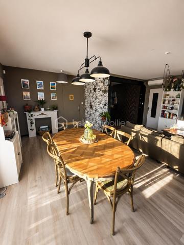 Située dans un quartier résidentiel de Bollène, cette maison d'environ 151 m² habitables séduit par ses volumes généreux et ses nombreuses possibilités d'aménagement.

Elle dispose actuellement de 5 chambres, avec la possibilité de créer des chambres supplémentaires selon les besoins, de 2 salles d'eau, 2 WC, ainsi que d'un agréable espace de vie lumineux ouvert sur l'extérieur.

Le rez-de-chaussée offre des espaces complémentaires particulièrement intéressants ainsi qu'un garage d'environ 36 m², actuellement divisé par une simple cloison. Atelier, stockage, salle de loisirs, espace professionnel ou aménagement complémentaire : les possibilités sont nombreuses.

Plusieurs améliorations ont déjà été réalisées ou sont en cours :
✔ Installation électrique entièrement refaite et mise aux normes
✔ Alimentation électrique en triphasé
✔ Climatisation au rez-de-chaussée et à l'étage
✔ Cuisine d'été en dur récemment rénovée
✔ Salle d'eau du rez-de-chaussée en cours de rénovation

À l'extérieur, la propriété offre un véritable atout avec plus de 1 000 m² de terrain au total, répartis entre la parcelle accueillant la maison d'environ 509 m² et un terrain attenant constructible d'environ 494 m².

Cette configuration ouvre de nombreuses possibilités : conserver un grand extérieur, développer un projet familial ou patrimonial, ou étudier un projet de construction sur la partie constructible, sous réserve des autorisations d'urbanisme.

La couverture comporte des plaques en fibrociment contenant de l'amiante, actuellement laissées en place et non remaniées.

À proximité des commodités, écoles et principaux axes, cette propriété s'adresse aussi bien à une grande famille qu'à des acquéreurs recherchant de beaux volumes, un espace professionnel ou un bien offrant un véritable potentiel d'évolution.

Une maison qui mérite d'être découverte pour apprécier toutes les possibilités qu'elle offre.