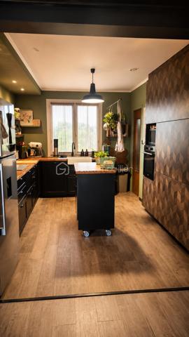 Située dans un quartier résidentiel de Bollène, cette maison d'environ 151 m² habitables séduit par ses volumes généreux et ses nombreuses possibilités d'aménagement.

Elle dispose actuellement de 5 chambres, avec la possibilité de créer des chambres supplémentaires selon les besoins, de 2 salles d'eau, 2 WC, ainsi que d'un agréable espace de vie lumineux ouvert sur l'extérieur.

Le rez-de-chaussée offre des espaces complémentaires particulièrement intéressants ainsi qu'un garage d'environ 36 m², actuellement divisé par une simple cloison. Atelier, stockage, salle de loisirs, espace professionnel ou aménagement complémentaire : les possibilités sont nombreuses.

Plusieurs améliorations ont déjà été réalisées ou sont en cours :
✔ Installation électrique entièrement refaite et mise aux normes
✔ Alimentation électrique en triphasé
✔ Climatisation au rez-de-chaussée et à l'étage
✔ Cuisine d'été en dur récemment rénovée
✔ Salle d'eau du rez-de-chaussée en cours de rénovation

À l'extérieur, la propriété offre un véritable atout avec plus de 1 000 m² de terrain au total, répartis entre la parcelle accueillant la maison d'environ 509 m² et un terrain attenant constructible d'environ 494 m².

Cette configuration ouvre de nombreuses possibilités : conserver un grand extérieur, développer un projet familial ou patrimonial, ou étudier un projet de construction sur la partie constructible, sous réserve des autorisations d'urbanisme.

La couverture comporte des plaques en fibrociment contenant de l'amiante, actuellement laissées en place et non remaniées.

À proximité des commodités, écoles et principaux axes, cette propriété s'adresse aussi bien à une grande famille qu'à des acquéreurs recherchant de beaux volumes, un espace professionnel ou un bien offrant un véritable potentiel d'évolution.

Une maison qui mérite d'être découverte pour apprécier toutes les possibilités qu'elle offre.