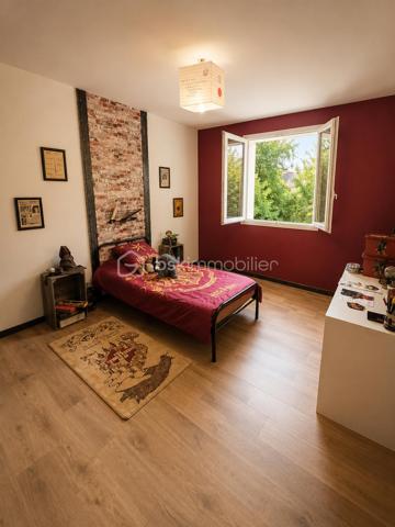 Située dans un quartier résidentiel de Bollène, cette maison d'environ 151 m² habitables séduit par ses volumes généreux et ses nombreuses possibilités d'aménagement.

Elle dispose actuellement de 5 chambres, avec la possibilité de créer des chambres supplémentaires selon les besoins, de 2 salles d'eau, 2 WC, ainsi que d'un agréable espace de vie lumineux ouvert sur l'extérieur.

Le rez-de-chaussée offre des espaces complémentaires particulièrement intéressants ainsi qu'un garage d'environ 36 m², actuellement divisé par une simple cloison. Atelier, stockage, salle de loisirs, espace professionnel ou aménagement complémentaire : les possibilités sont nombreuses.

Plusieurs améliorations ont déjà été réalisées ou sont en cours :
✔ Installation électrique entièrement refaite et mise aux normes
✔ Alimentation électrique en triphasé
✔ Climatisation au rez-de-chaussée et à l'étage
✔ Cuisine d'été en dur récemment rénovée
✔ Salle d'eau du rez-de-chaussée en cours de rénovation

À l'extérieur, la propriété offre un véritable atout avec plus de 1 000 m² de terrain au total, répartis entre la parcelle accueillant la maison d'environ 509 m² et un terrain attenant constructible d'environ 494 m².

Cette configuration ouvre de nombreuses possibilités : conserver un grand extérieur, développer un projet familial ou patrimonial, ou étudier un projet de construction sur la partie constructible, sous réserve des autorisations d'urbanisme.

La couverture comporte des plaques en fibrociment contenant de l'amiante, actuellement laissées en place et non remaniées.

À proximité des commodités, écoles et principaux axes, cette propriété s'adresse aussi bien à une grande famille qu'à des acquéreurs recherchant de beaux volumes, un espace professionnel ou un bien offrant un véritable potentiel d'évolution.

Une maison qui mérite d'être découverte pour apprécier toutes les possibilités qu'elle offre.
