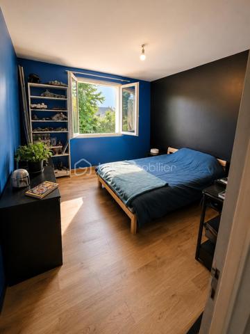Située dans un quartier résidentiel de Bollène, cette maison d'environ 151 m² habitables séduit par ses volumes généreux et ses nombreuses possibilités d'aménagement.

Elle dispose actuellement de 5 chambres, avec la possibilité de créer des chambres supplémentaires selon les besoins, de 2 salles d'eau, 2 WC, ainsi que d'un agréable espace de vie lumineux ouvert sur l'extérieur.

Le rez-de-chaussée offre des espaces complémentaires particulièrement intéressants ainsi qu'un garage d'environ 36 m², actuellement divisé par une simple cloison. Atelier, stockage, salle de loisirs, espace professionnel ou aménagement complémentaire : les possibilités sont nombreuses.

Plusieurs améliorations ont déjà été réalisées ou sont en cours :
✔ Installation électrique entièrement refaite et mise aux normes
✔ Alimentation électrique en triphasé
✔ Climatisation au rez-de-chaussée et à l'étage
✔ Cuisine d'été en dur récemment rénovée
✔ Salle d'eau du rez-de-chaussée en cours de rénovation

À l'extérieur, la propriété offre un véritable atout avec plus de 1 000 m² de terrain au total, répartis entre la parcelle accueillant la maison d'environ 509 m² et un terrain attenant constructible d'environ 494 m².

Cette configuration ouvre de nombreuses possibilités : conserver un grand extérieur, développer un projet familial ou patrimonial, ou étudier un projet de construction sur la partie constructible, sous réserve des autorisations d'urbanisme.

La couverture comporte des plaques en fibrociment contenant de l'amiante, actuellement laissées en place et non remaniées.

À proximité des commodités, écoles et principaux axes, cette propriété s'adresse aussi bien à une grande famille qu'à des acquéreurs recherchant de beaux volumes, un espace professionnel ou un bien offrant un véritable potentiel d'évolution.

Une maison qui mérite d'être découverte pour apprécier toutes les possibilités qu'elle offre.