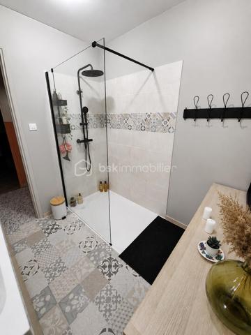 Située dans un quartier résidentiel de Bollène, cette maison d'environ 151 m² habitables séduit par ses volumes généreux et ses nombreuses possibilités d'aménagement.

Elle dispose actuellement de 5 chambres, avec la possibilité de créer des chambres supplémentaires selon les besoins, de 2 salles d'eau, 2 WC, ainsi que d'un agréable espace de vie lumineux ouvert sur l'extérieur.

Le rez-de-chaussée offre des espaces complémentaires particulièrement intéressants ainsi qu'un garage d'environ 36 m², actuellement divisé par une simple cloison. Atelier, stockage, salle de loisirs, espace professionnel ou aménagement complémentaire : les possibilités sont nombreuses.

Plusieurs améliorations ont déjà été réalisées ou sont en cours :
✔ Installation électrique entièrement refaite et mise aux normes
✔ Alimentation électrique en triphasé
✔ Climatisation au rez-de-chaussée et à l'étage
✔ Cuisine d'été en dur récemment rénovée
✔ Salle d'eau du rez-de-chaussée en cours de rénovation

À l'extérieur, la propriété offre un véritable atout avec plus de 1 000 m² de terrain au total, répartis entre la parcelle accueillant la maison d'environ 509 m² et un terrain attenant constructible d'environ 494 m².

Cette configuration ouvre de nombreuses possibilités : conserver un grand extérieur, développer un projet familial ou patrimonial, ou étudier un projet de construction sur la partie constructible, sous réserve des autorisations d'urbanisme.

La couverture comporte des plaques en fibrociment contenant de l'amiante, actuellement laissées en place et non remaniées.

À proximité des commodités, écoles et principaux axes, cette propriété s'adresse aussi bien à une grande famille qu'à des acquéreurs recherchant de beaux volumes, un espace professionnel ou un bien offrant un véritable potentiel d'évolution.

Une maison qui mérite d'être découverte pour apprécier toutes les possibilités qu'elle offre.