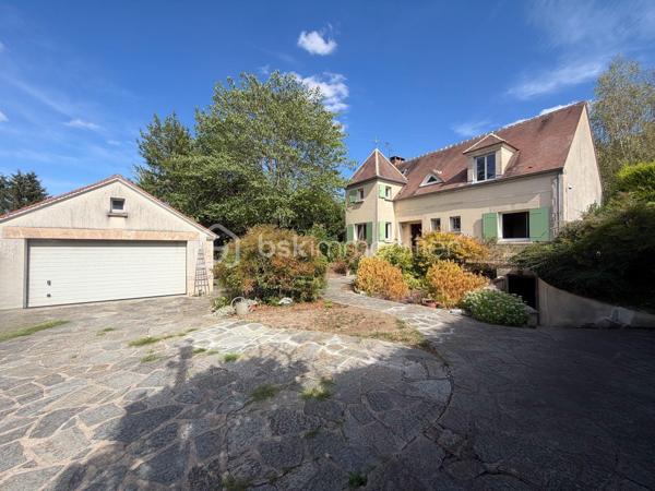 A l'abri des regards, accessible par son allée privative, belle et charmante construction individuelle édifiée sur sous sol total et sur un terrain de + de 1200 m2 ! 
Du charme dès l'entrée avec son escalier cathédrale et sa pièce de vie de 40 m2 avec poêle, spacieuse cuisine équipée, chambre/bureau, coin dressing (possibilité salle d'eau attenante), wc séparé.
Étage : pièce palière (possibilité coin lecture ou bureau), 2 grandes chambres, salle de bains, wc, jolie suite parentale avec salle de bains et son balcon .
Sous sol comprenant : grande salle de jeux carrelée de 35 m2, buanderie, chaufferie, atelier, cave, ...
Grande terrasse accessible via les 3 portes fenêtres coté salon et cuisine.
Grand terrain arborée sans vis-à-vis.
Garage double indépendant carrelé pour 2 voitures. Plusieurs stationnements au sein de la propriété.
Porte de garage et portail motorisés, fenêtres PVC double vitrage, volets alu et roulants étage, fibre optique, visiophone, ...