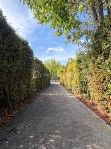 A l'abri des regards, accessible par son allée privative, belle et charmante construction individuelle édifiée sur sous sol total et sur un terrain de + de 1200 m2 ! 
Du charme dès l'entrée avec son escalier cathédrale et sa pièce de vie de 40 m2 avec poêle, spacieuse cuisine équipée, chambre/bureau, coin dressing (possibilité salle d'eau attenante), wc séparé.
Étage : pièce palière (possibilité coin lecture ou bureau), 2 grandes chambres, salle de bains, wc, jolie suite parentale avec salle de bains et son balcon .
Sous sol comprenant : grande salle de jeux carrelée de 35 m2, buanderie, chaufferie, atelier, cave, ...
Grande terrasse accessible via les 3 portes fenêtres coté salon et cuisine.
Grand terrain arborée sans vis-à-vis.
Garage double indépendant carrelé pour 2 voitures. Plusieurs stationnements au sein de la propriété.
Porte de garage et portail motorisés, fenêtres PVC double vitrage, volets alu et roulants étage, fibre optique, visiophone, ...