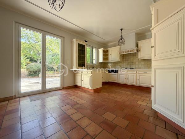 A l'abri des regards, accessible par son allée privative, belle et charmante construction individuelle édifiée sur sous sol total et sur un terrain de + de 1200 m2 ! 
Du charme dès l'entrée avec son escalier cathédrale et sa pièce de vie de 40 m2 avec poêle, spacieuse cuisine équipée, chambre/bureau, coin dressing (possibilité salle d'eau attenante), wc séparé.
Étage : pièce palière (possibilité coin lecture ou bureau), 2 grandes chambres, salle de bains, wc, jolie suite parentale avec salle de bains et son balcon .
Sous sol comprenant : grande salle de jeux carrelée de 35 m2, buanderie, chaufferie, atelier, cave, ...
Grande terrasse accessible via les 3 portes fenêtres coté salon et cuisine.
Grand terrain arborée sans vis-à-vis.
Garage double indépendant carrelé pour 2 voitures. Plusieurs stationnements au sein de la propriété.
Porte de garage et portail motorisés, fenêtres PVC double vitrage, volets alu et roulants étage, fibre optique, visiophone, ...