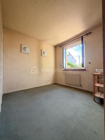 A l'abri des regards, accessible par son allée privative, belle et charmante construction individuelle édifiée sur sous sol total et sur un terrain de + de 1200 m2 ! 
Du charme dès l'entrée avec son escalier cathédrale et sa pièce de vie de 40 m2 avec poêle, spacieuse cuisine équipée, chambre/bureau, coin dressing (possibilité salle d'eau attenante), wc séparé.
Étage : pièce palière (possibilité coin lecture ou bureau), 2 grandes chambres, salle de bains, wc, jolie suite parentale avec salle de bains et son balcon .
Sous sol comprenant : grande salle de jeux carrelée de 35 m2, buanderie, chaufferie, atelier, cave, ...
Grande terrasse accessible via les 3 portes fenêtres coté salon et cuisine.
Grand terrain arborée sans vis-à-vis.
Garage double indépendant carrelé pour 2 voitures. Plusieurs stationnements au sein de la propriété.
Porte de garage et portail motorisés, fenêtres PVC double vitrage, volets alu et roulants étage, fibre optique, visiophone, ...