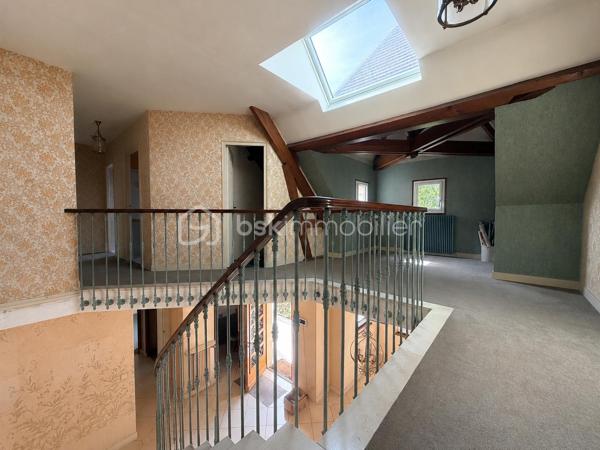 A l'abri des regards, accessible par son allée privative, belle et charmante construction individuelle édifiée sur sous sol total et sur un terrain de + de 1200 m2 ! 
Du charme dès l'entrée avec son escalier cathédrale et sa pièce de vie de 40 m2 avec poêle, spacieuse cuisine équipée, chambre/bureau, coin dressing (possibilité salle d'eau attenante), wc séparé.
Étage : pièce palière (possibilité coin lecture ou bureau), 2 grandes chambres, salle de bains, wc, jolie suite parentale avec salle de bains et son balcon .
Sous sol comprenant : grande salle de jeux carrelée de 35 m2, buanderie, chaufferie, atelier, cave, ...
Grande terrasse accessible via les 3 portes fenêtres coté salon et cuisine.
Grand terrain arborée sans vis-à-vis.
Garage double indépendant carrelé pour 2 voitures. Plusieurs stationnements au sein de la propriété.
Porte de garage et portail motorisés, fenêtres PVC double vitrage, volets alu et roulants étage, fibre optique, visiophone, ...