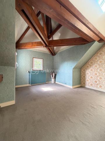 A l'abri des regards, accessible par son allée privative, belle et charmante construction individuelle édifiée sur sous sol total et sur un terrain de + de 1200 m2 ! 
Du charme dès l'entrée avec son escalier cathédrale et sa pièce de vie de 40 m2 avec poêle, spacieuse cuisine équipée, chambre/bureau, coin dressing (possibilité salle d'eau attenante), wc séparé.
Étage : pièce palière (possibilité coin lecture ou bureau), 2 grandes chambres, salle de bains, wc, jolie suite parentale avec salle de bains et son balcon .
Sous sol comprenant : grande salle de jeux carrelée de 35 m2, buanderie, chaufferie, atelier, cave, ...
Grande terrasse accessible via les 3 portes fenêtres coté salon et cuisine.
Grand terrain arborée sans vis-à-vis.
Garage double indépendant carrelé pour 2 voitures. Plusieurs stationnements au sein de la propriété.
Porte de garage et portail motorisés, fenêtres PVC double vitrage, volets alu et roulants étage, fibre optique, visiophone, ...