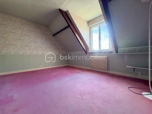 A l'abri des regards, accessible par son allée privative, belle et charmante construction individuelle édifiée sur sous sol total et sur un terrain de + de 1200 m2 ! 
Du charme dès l'entrée avec son escalier cathédrale et sa pièce de vie de 40 m2 avec poêle, spacieuse cuisine équipée, chambre/bureau, coin dressing (possibilité salle d'eau attenante), wc séparé.
Étage : pièce palière (possibilité coin lecture ou bureau), 2 grandes chambres, salle de bains, wc, jolie suite parentale avec salle de bains et son balcon .
Sous sol comprenant : grande salle de jeux carrelée de 35 m2, buanderie, chaufferie, atelier, cave, ...
Grande terrasse accessible via les 3 portes fenêtres coté salon et cuisine.
Grand terrain arborée sans vis-à-vis.
Garage double indépendant carrelé pour 2 voitures. Plusieurs stationnements au sein de la propriété.
Porte de garage et portail motorisés, fenêtres PVC double vitrage, volets alu et roulants étage, fibre optique, visiophone, ...