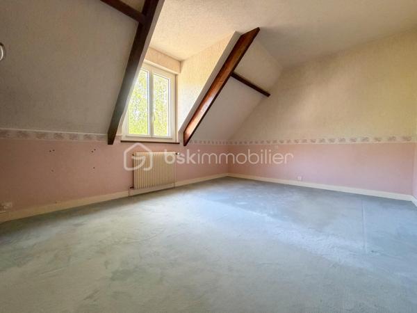 A l'abri des regards, accessible par son allée privative, belle et charmante construction individuelle édifiée sur sous sol total et sur un terrain de + de 1200 m2 ! 
Du charme dès l'entrée avec son escalier cathédrale et sa pièce de vie de 40 m2 avec poêle, spacieuse cuisine équipée, chambre/bureau, coin dressing (possibilité salle d'eau attenante), wc séparé.
Étage : pièce palière (possibilité coin lecture ou bureau), 2 grandes chambres, salle de bains, wc, jolie suite parentale avec salle de bains et son balcon .
Sous sol comprenant : grande salle de jeux carrelée de 35 m2, buanderie, chaufferie, atelier, cave, ...
Grande terrasse accessible via les 3 portes fenêtres coté salon et cuisine.
Grand terrain arborée sans vis-à-vis.
Garage double indépendant carrelé pour 2 voitures. Plusieurs stationnements au sein de la propriété.
Porte de garage et portail motorisés, fenêtres PVC double vitrage, volets alu et roulants étage, fibre optique, visiophone, ...